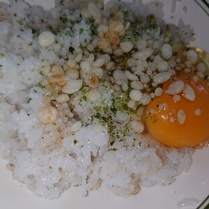 青海苔と天かすの卵かけごはん